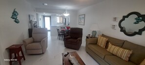 Älytelevisio, DVD-soitin, videokirjasto, stereot