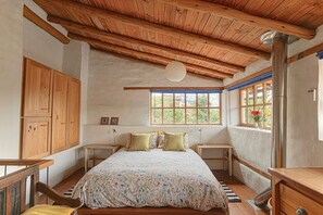 1 habitación, escritorio, tabla de planchar con plancha y cuna de viaje