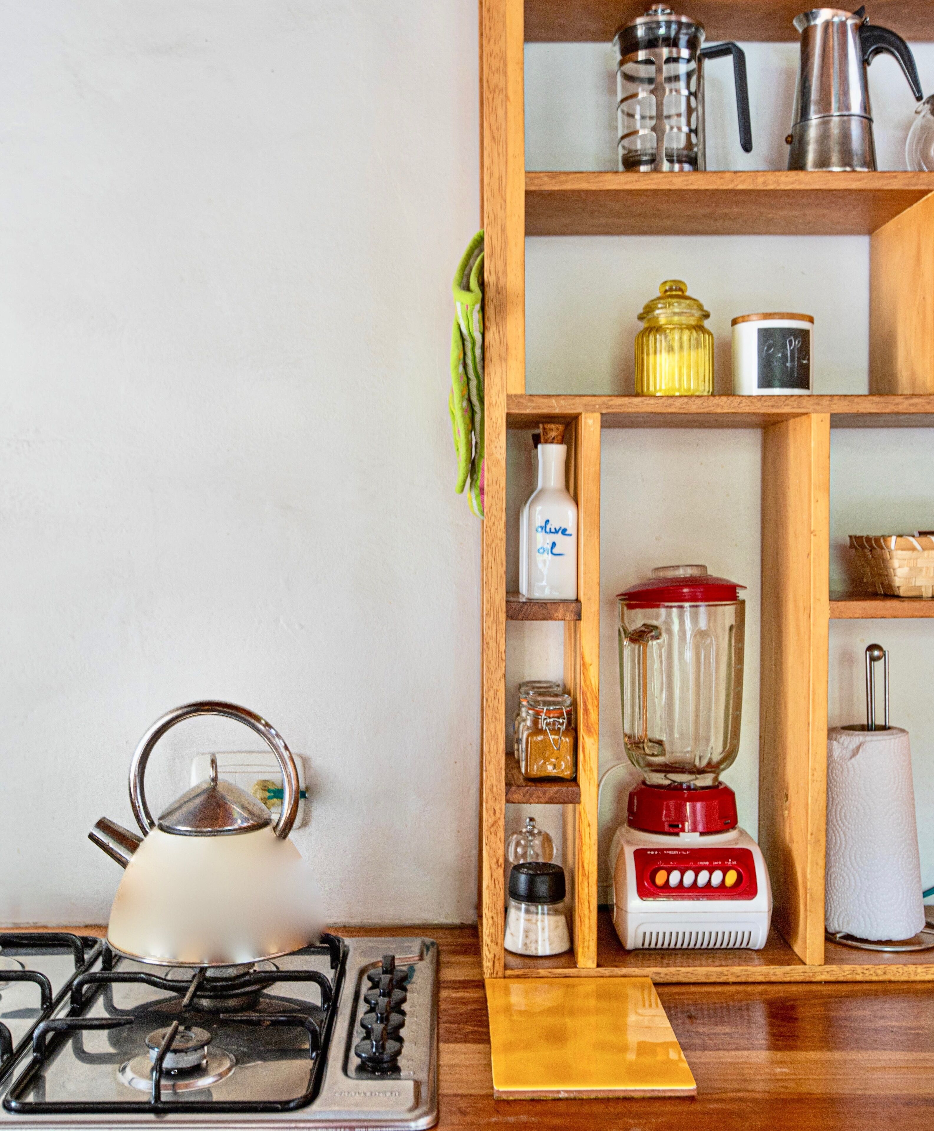 冷蔵庫、コンロ、コーヒー / ティーメーカー、電気ポット