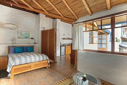 Studio Mariposa with beautiful gardens in Historical Quito