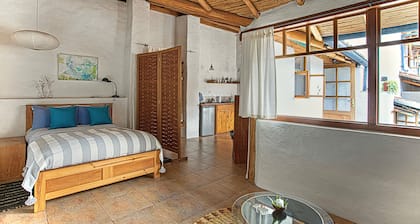 Studio Mariposa with beautiful gardens in Historical Quito