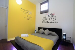 Double plus a single with Private Bathroom(HAB1) | Iron/ironing board, free WiFi - Viva Hostel (Santiago)