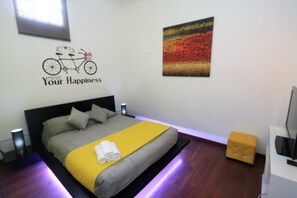 Double plus a single with Private Bathroom(HAB1) | Iron/ironing board, free WiFi - Viva Hostel (Santiago)