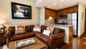TV, fireplace - Landmark 208 - 3 Bedroom Platinum (Vail)