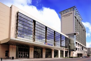 A hotel with a large glass facade, a US Cellular Center sign, and a Doubletree by Hilton sign. - CORNER OF CALM IN THE ♥ OF CEDAR RAPIDS! (Cedar Rapids)