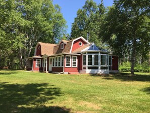 Exterior - Rona Hill - Forest Law Garden Getaway (Belle River)
