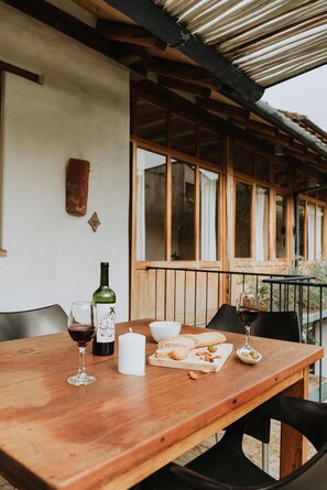 Outdoor dining - Cosy maisonette in a beautiful garden - historic ambience and modern comfort (Quito)