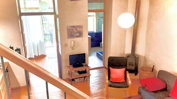 Lareira, DVD player, livros, videoteca