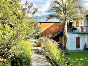 Property grounds - Cosy maisonette in a beautiful garden - historic ambience and modern comfort (Quito)