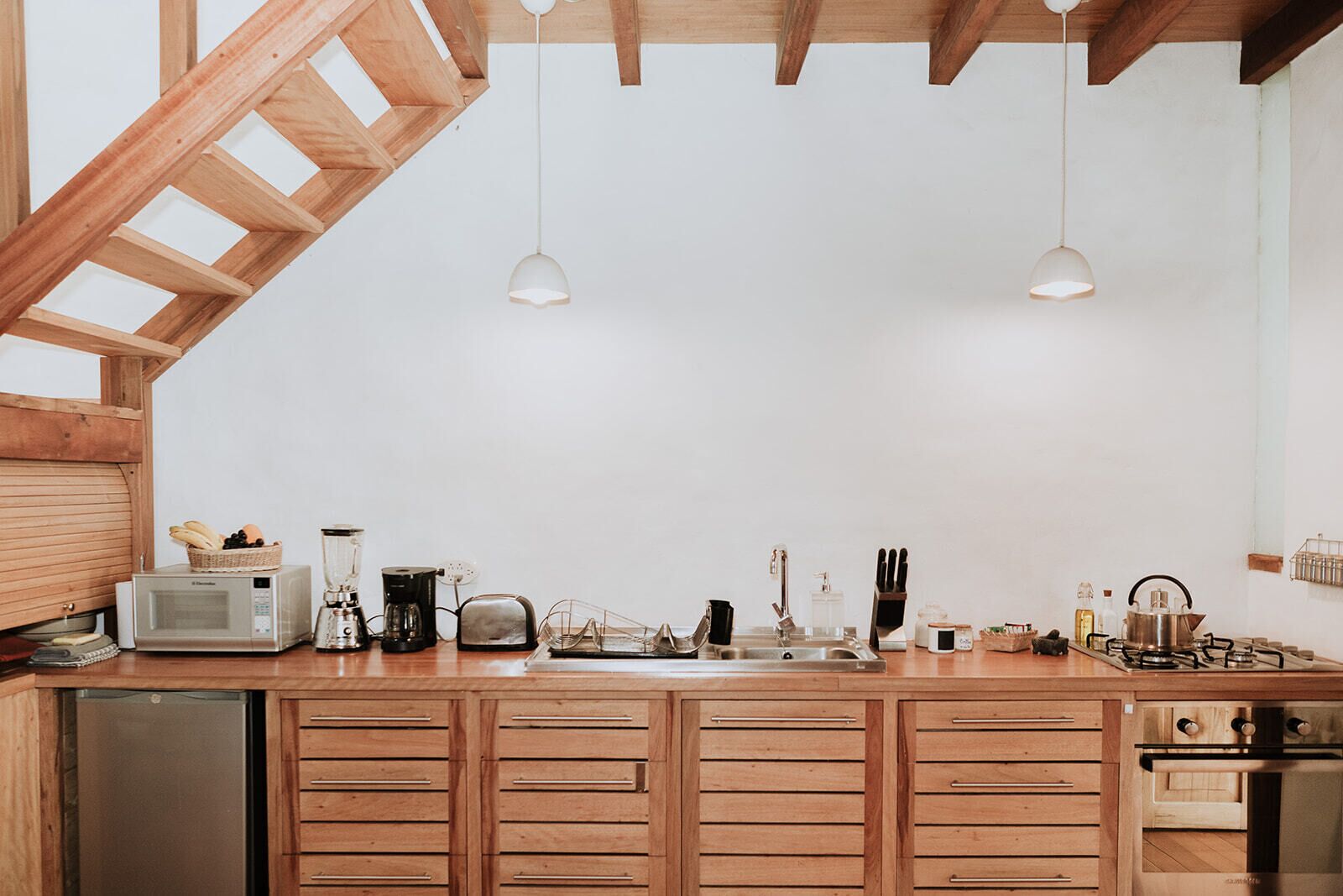 冷蔵庫、電子レンジ、オーブン、コンロ