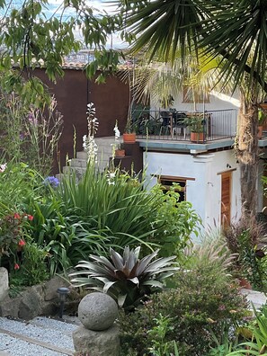 Property grounds - Cosy maisonette in a beautiful garden - historic ambience and modern comfort (Quito)