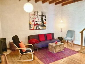 TV connectée, cheminée, livres