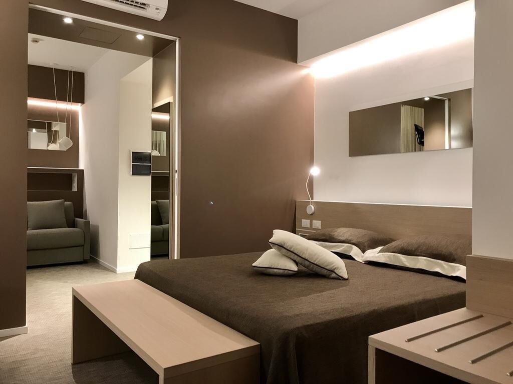 أغطية فراش متميزة وميني بار وخزنة داخل الغرفة ومكتب