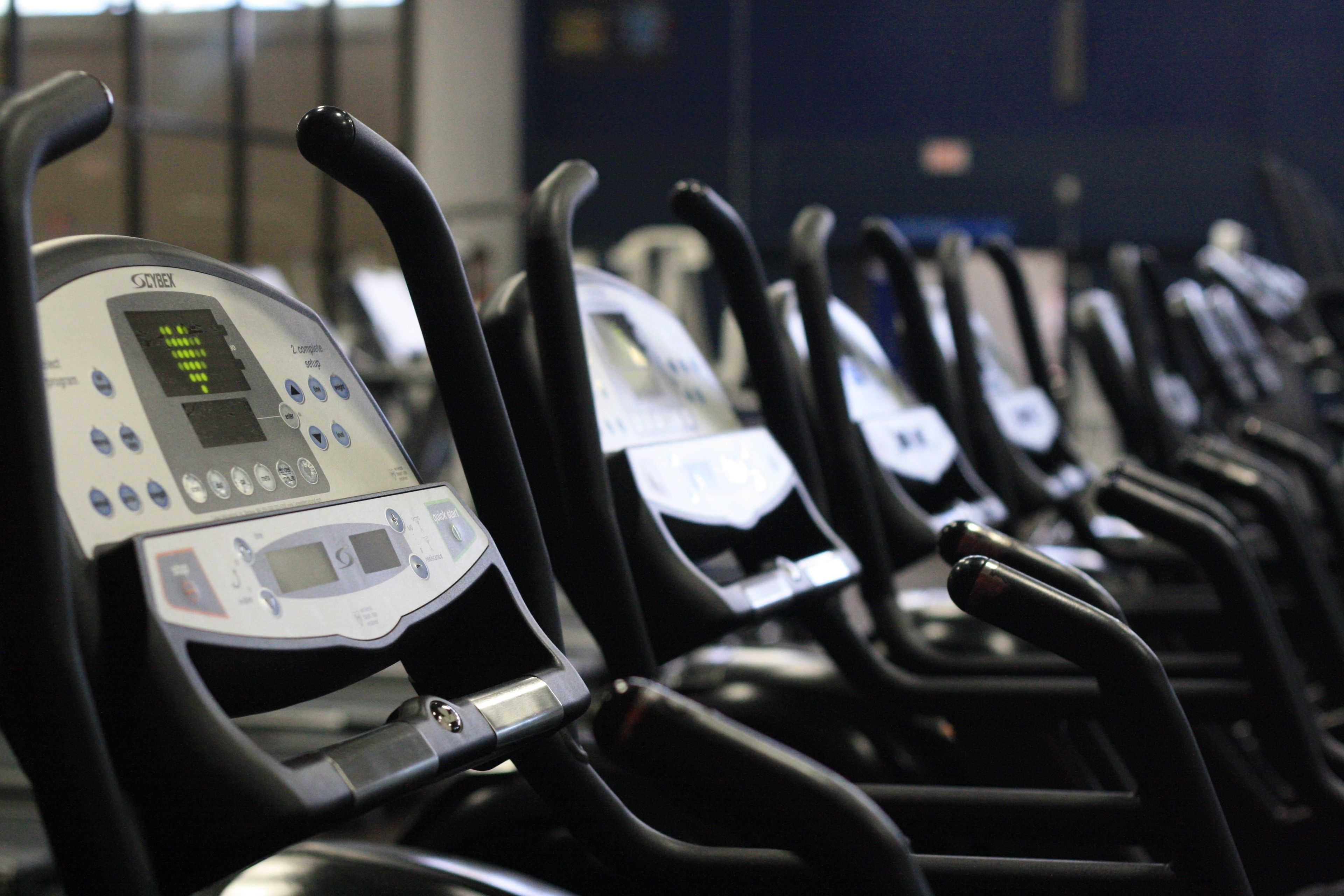 Una fila de bicicletas estáticas en un gimnasio.