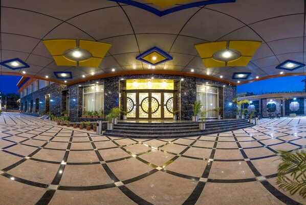 Property entrance - Hotel Benzz Park Vellore (Vellore)
