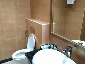 Shower, free toiletries, hair dryer, bathrobes - Hotel Benzz Park Vellore (Vellore)