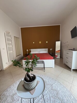 Basic Room (Fenice) | Frette Italian sheets, premium bedding, soundproofing - Nenetta Rooms (Monopoli)