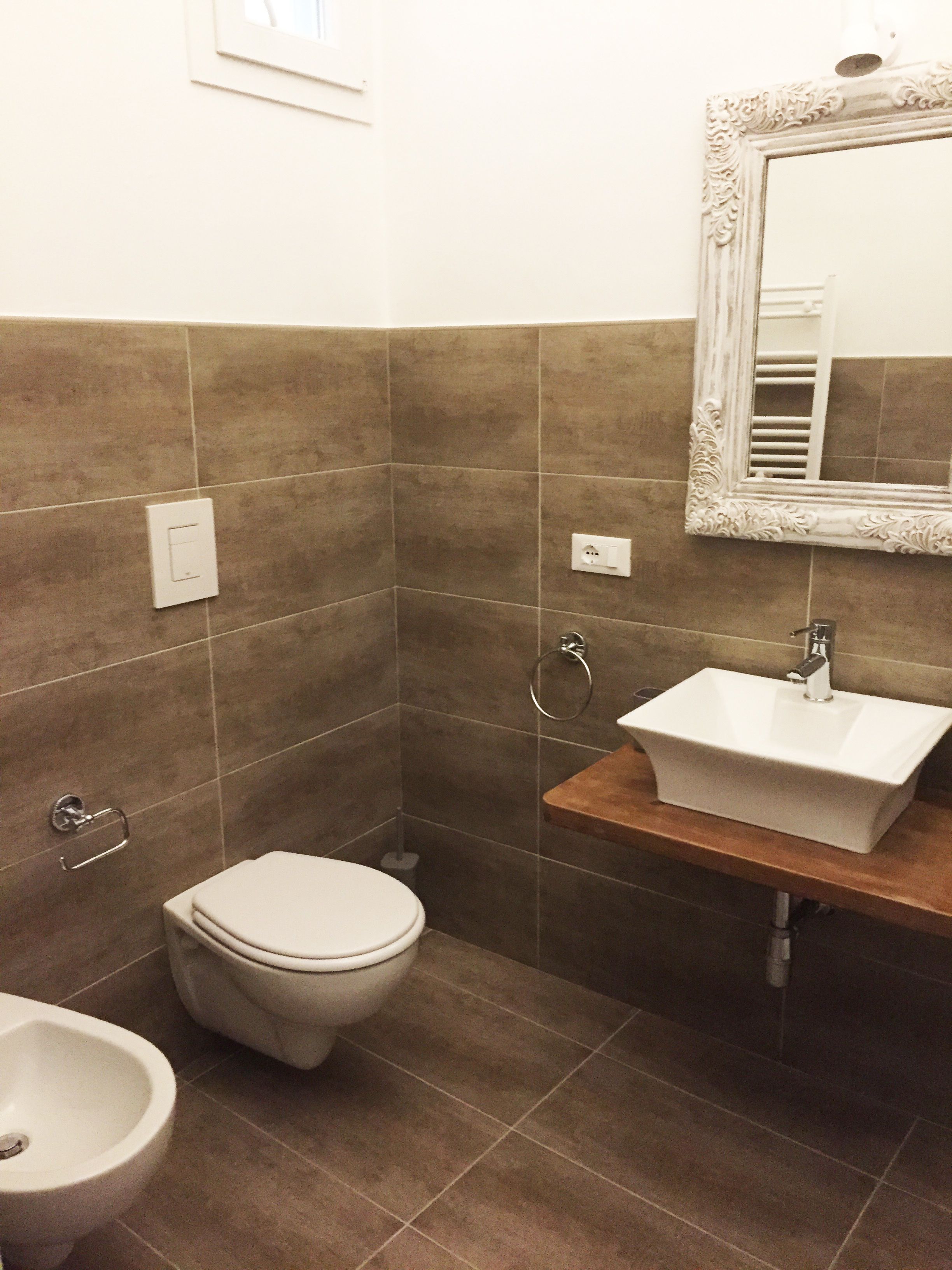 Ein Badezimmer mit Toilette, Bidet und Waschbecken.