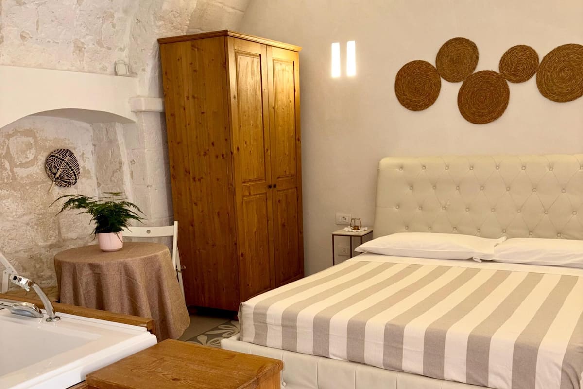 Luxury Studio Suite, 1 Queen Bed, Non Smoking, Private Bathroom | Frette Italian sheets, premium bedding, soundproofing