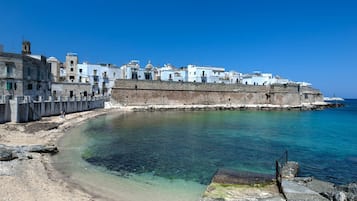 Una spiaggia nelle vicinanze