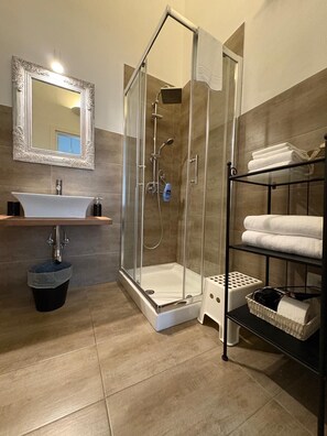 Kamar Basic | Kamar mandi | Perlengkapan mandi gratis, pengering rambut, sandal, dan kloset