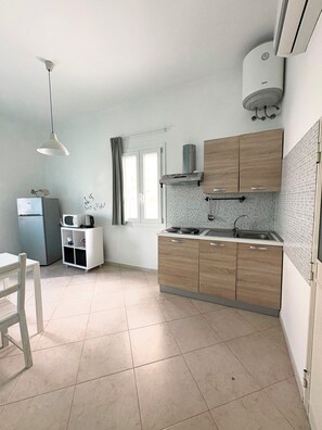 Basic Room (Fenice) | Private kitchen | Fridge, microwave, espresso maker, coffee/tea maker - Nenetta Rooms (Monopoli)