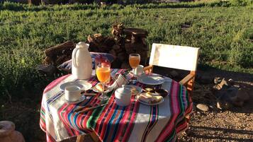 Daily full breakfast (CLP 12000 per person)