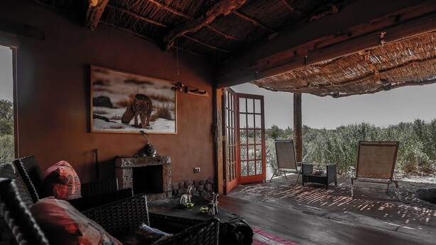 Una habitación acogedora con chimenea, un cuadro grande y vistas a un paisaje nevado.