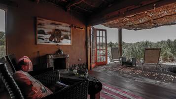 Superior Double Room, 1 Bedroom, Jetted Tub | Desk, soundproofing, free WiFi, bed sheets