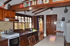 Fridge, microwave, oven, stovetop - B&B Villa Giardino (Villa Giardino)