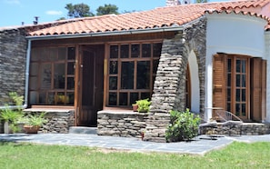 A stone building with large windows and a tiled roof. - B&B Villa Giardino (Villa Giardino)