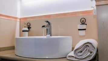 Douche, articles de toilette gratuits, sèche-cheveux, bidet