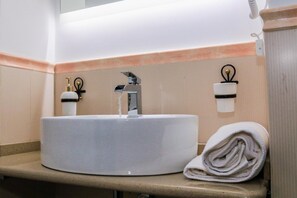 Shower, free toiletries, hair dryer, bidet - Stanze Orsini (Gravina in Puglia)
