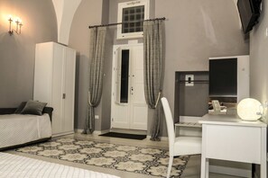 Romanttinen sviitti, parveke (Benedetto XIII) | Ylelliset vuodevaatteet, untuvapeitot, työpöytä, pimennysverhot