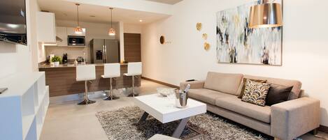 Căn hộ Cao cấp, 2 phòng ngủ, quang cảnh thành phố, cao tầng | Phòng khách | TV LED 55-inch có truyền hình vệ tinh, TV, các kênh phim phải trả tiền