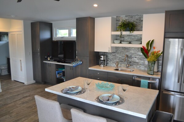 Full-size fridge, microwave, dishwasher, coffee/tea maker