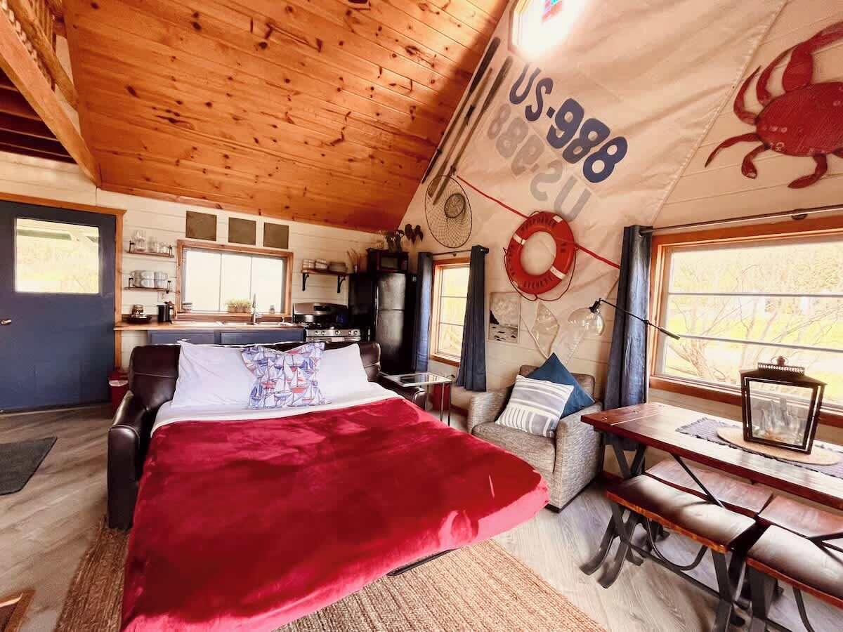 2 bedrooms, memory foam beds, WiFi, bed sheets