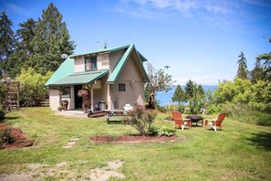 Outdoor dining - Beachcomber Olympic Ocean-view Cottage on the Srait of Juan De Fuca (Port Angeles)