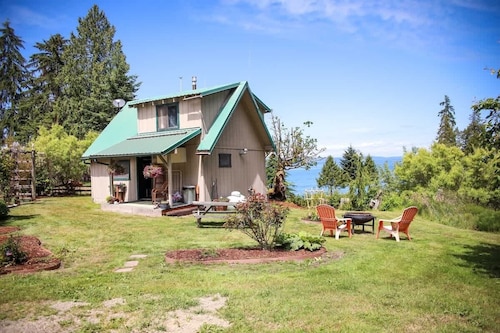 Beachcomber Olympic Ocean-view Cottage on the Strait of Juan De Fuca