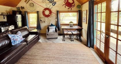 Beachcomber Olympic Ocean-view Cottage on the Strait of Juan De Fuca