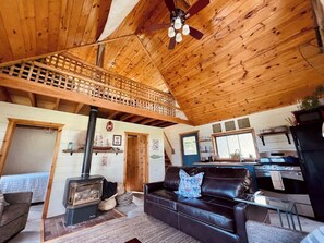 Fireplace - Beachcomber Olympic Ocean-view Cottage on the Srait of Juan De Fuca (Port Angeles)