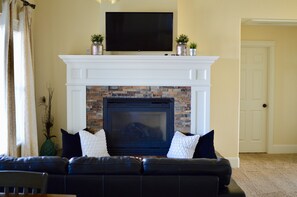 Smart TV, fireplace, DVD player, ping pong