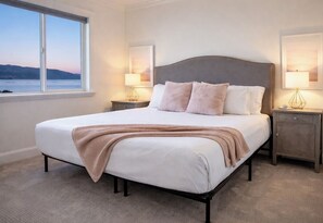 6 bedrooms, free WiFi, bed sheets - Sleeps 22 : Lake-View Retreat with Game Room, Kayaks & Fire Pit (Garden City)