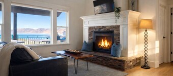 Sleeps 22 : Lake-View Retreat with Game Room, Kayaks & Fire Pit