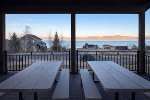 Outdoor dining - Sleeps 22 : Lake-View Retreat with Game Room, Kayaks & Fire Pit (Garden City)