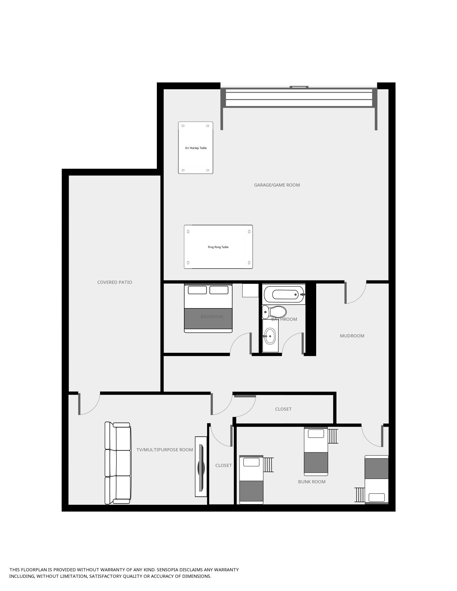 Grundriss mit überdachter Terrasse, Garage/Spielzimmer, Schlafzimmer, Badezimmer, Garderobe, TV-/Vielzweckraum, Kleiderschrank und Schlafraum mit Etagenbetten.