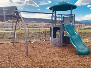 Children’s area - Sleeps 22 : Lake-View Retreat with Game Room, Kayaks & Fire Pit (Garden City)