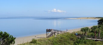  WATERFRONT Location - Steps to Beach & Pool - King Bed - COUPLES.