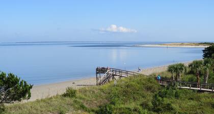 WATERFRONT Location - Steps to Beach & Pool - King Bed - COUPLES.