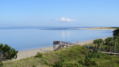  WATERFRONT Location - Steps to Beach & Pool - King Bed - COUPLES.